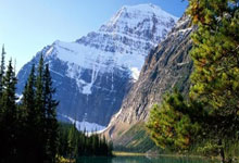 陈梦社媒分享生活照:街头散步,享受甜品的快乐时光.